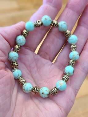Hand Crafted Turquoise-Blue Shell Bead Stretch Bracelet with Gold Accents